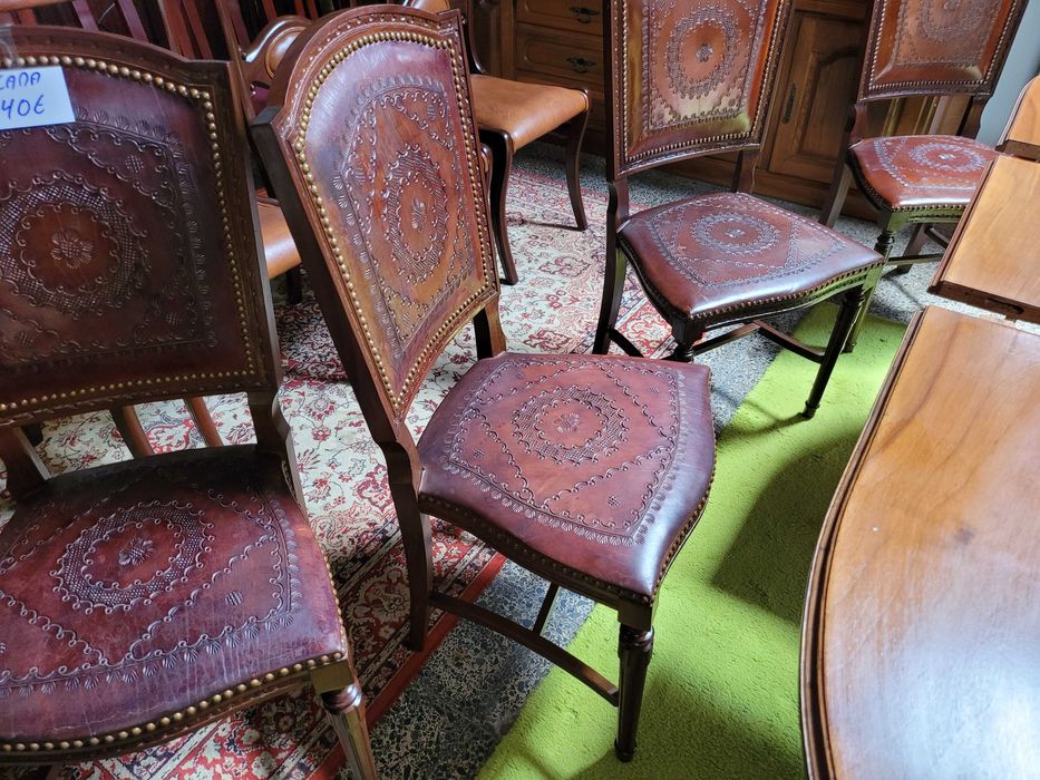 Cadeiras de sala em madeira maciça e couro - Bom estado geral - Valor