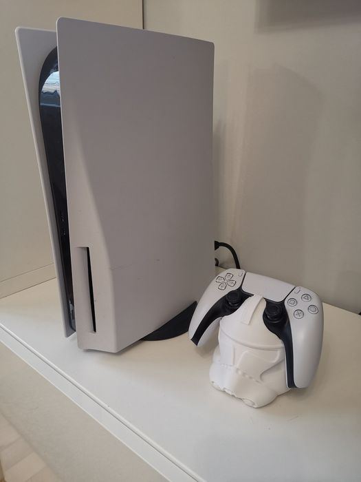B1 – Stojak na Pad PS5 PlayStation DualSense | Podstawka 3D | Gadżet