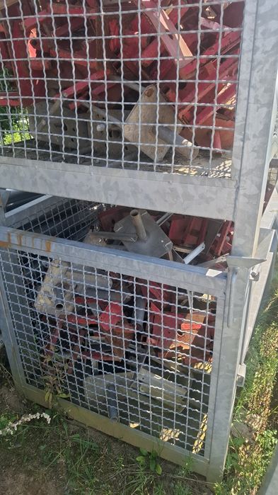 Płyty trójwarstwowe stropowe,dzwigary H20 i podpory stropowe.