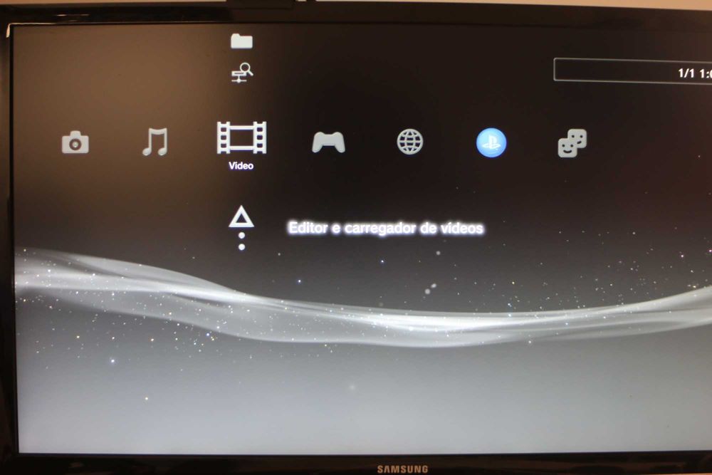 Playstation 3 + Comandos + Cabo de Alimentação + Carregador