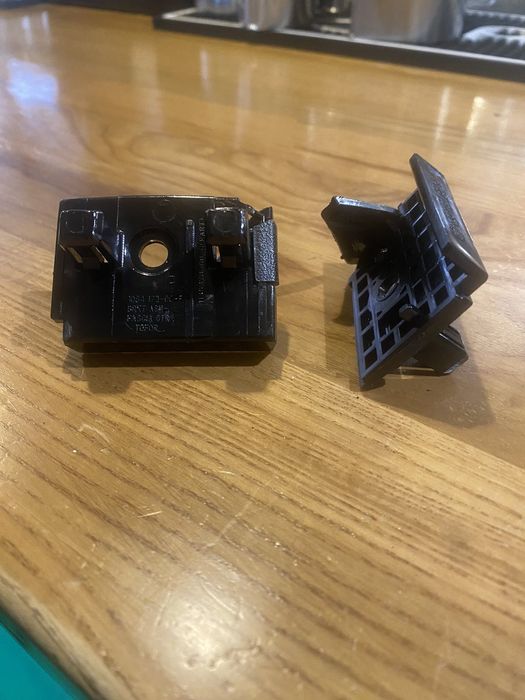 Кронштейн крепление бампера к крылу центральный ПРАВЫЙ И ЛЕВЫЙ TESLA M