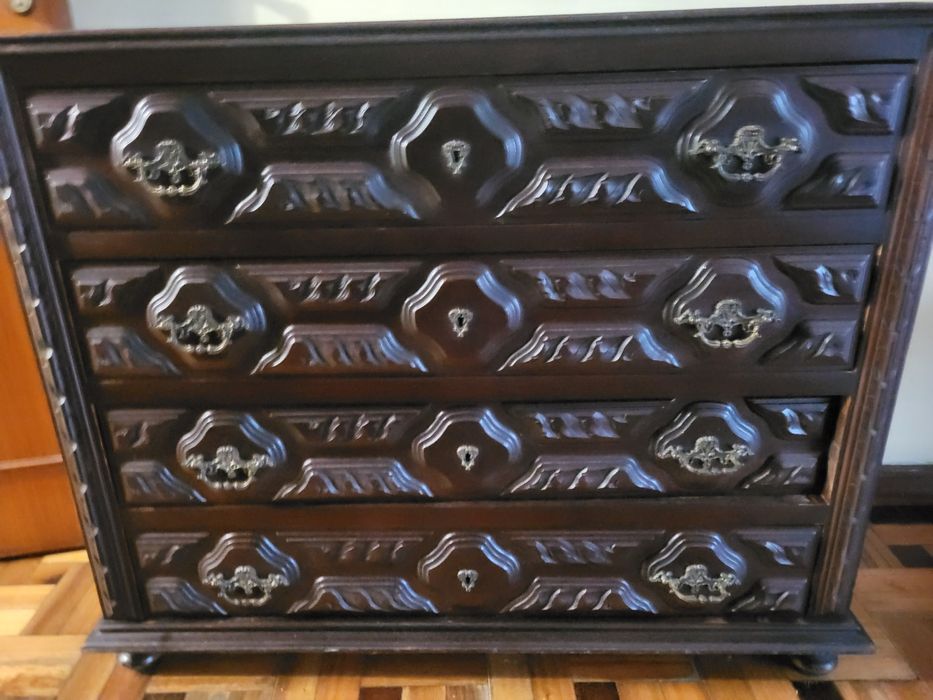 Conjunto roupeiro,  cadeiras,  mesas de cabeceira , cómoda de quarto