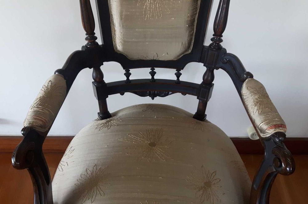 Cadeirões antigos em Pau Santo