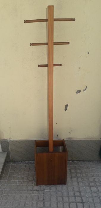 Cabide de pe madeira