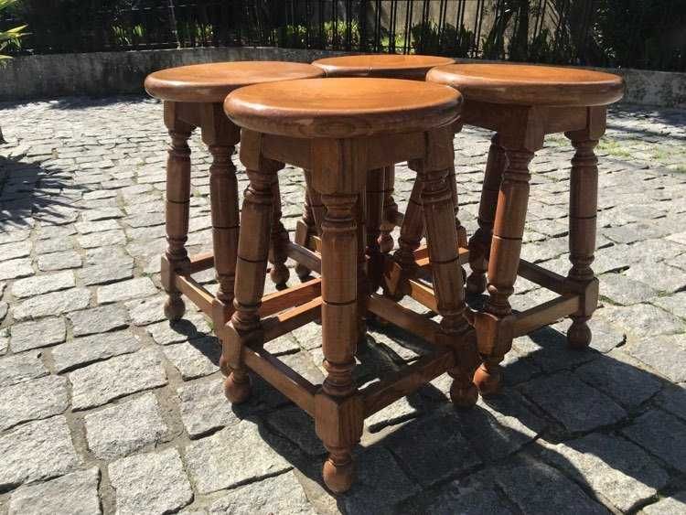 Cadeiras e bancos em madeira