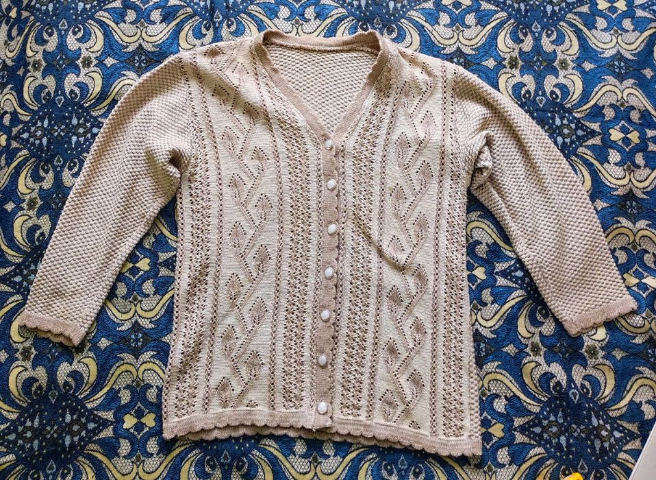 Damski sweterek zapinany – ażurowy, klasyczny styl, beż