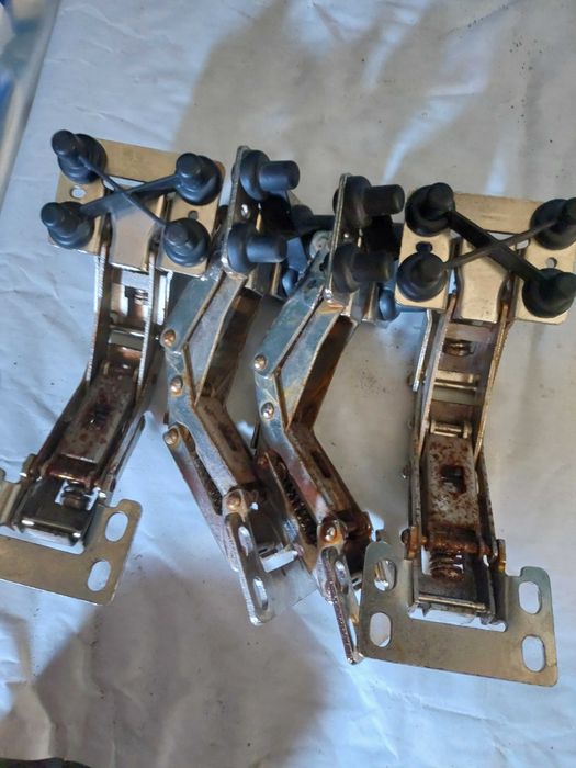 504015985 Петля бардачка Iveco Stralis (2002 - 2006)