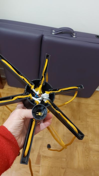 Candeeiro de teto amarelo e preto