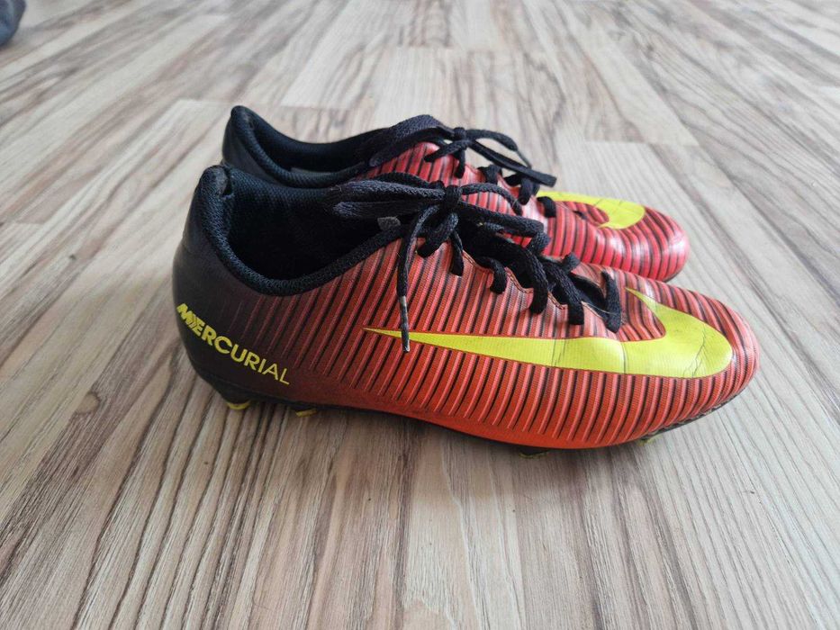 Buty piłkarskie korki Nike rozm. 38.5