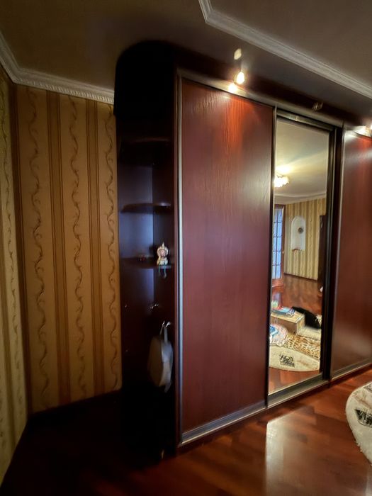 Велика шафа купе з двома дзеркалами