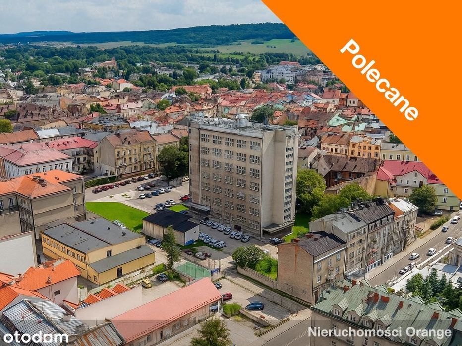 Duży budynek w centrum miasta, w pobliżu Rynku