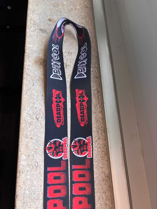 Fita Porta-Chaves / Porta-Cartões – Deadpool Logo & Frases