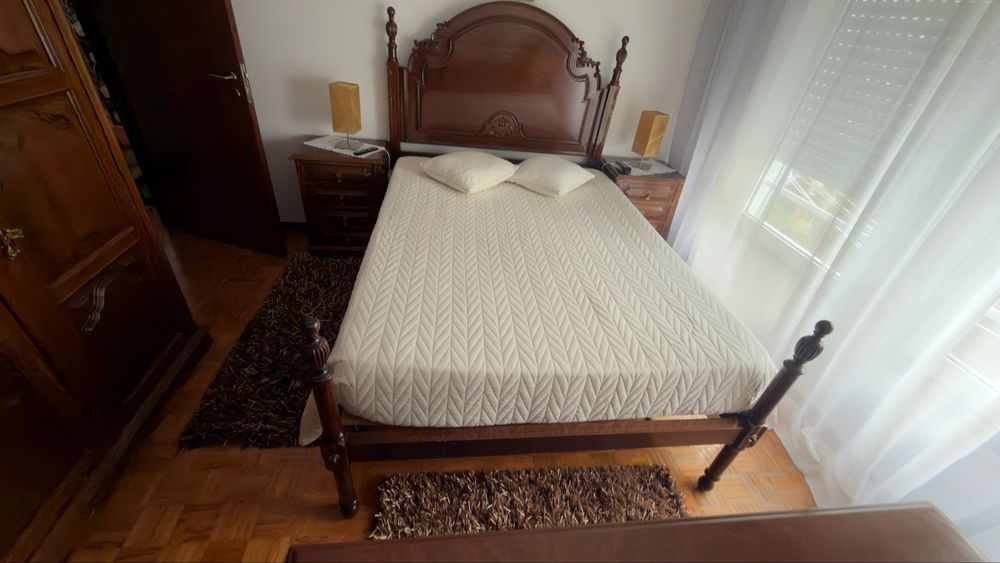 Quarto de Casal Completo em Madeira Maciça – Excelente Estado