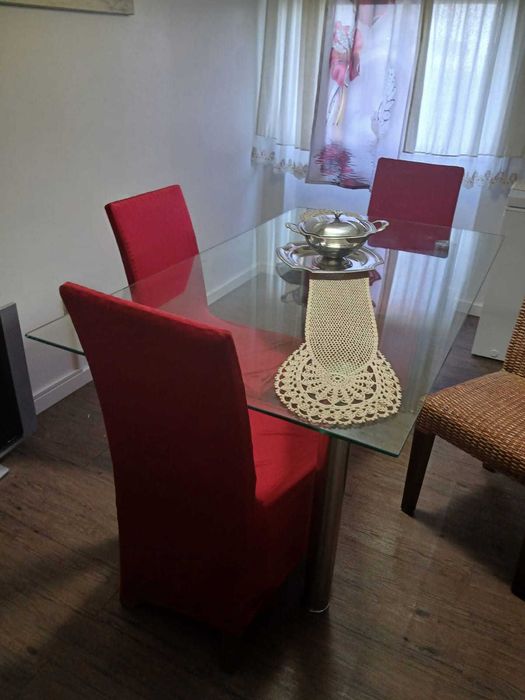 Mesa de vidro com cadeiras