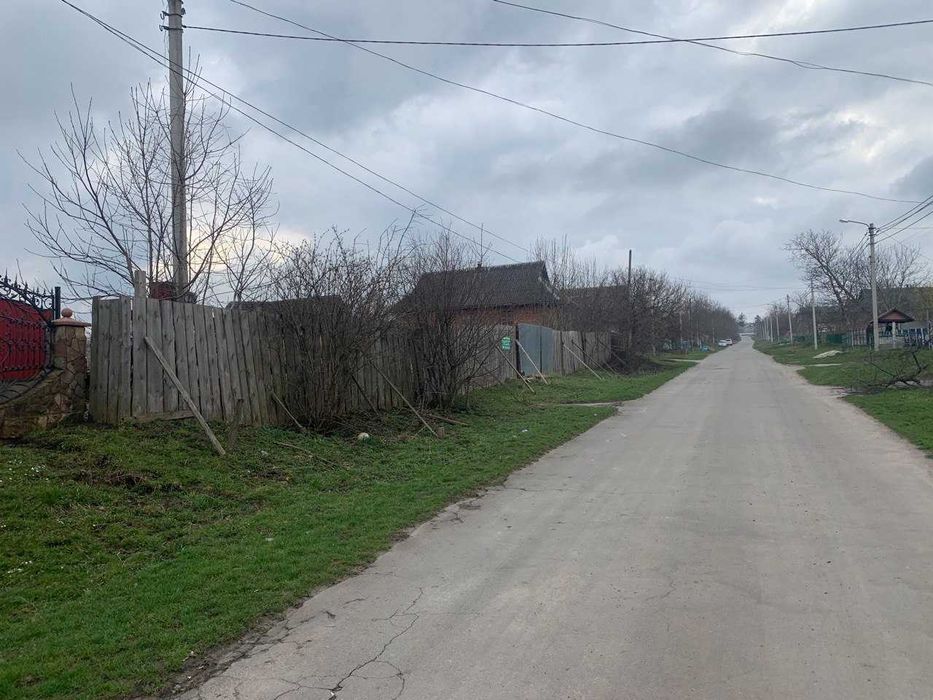 Продається підготовлений майновий комплекс у центрі села Давидківці, неподалік Хмельницького.