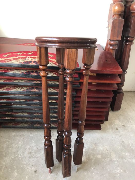 Сходи з червоного дерева