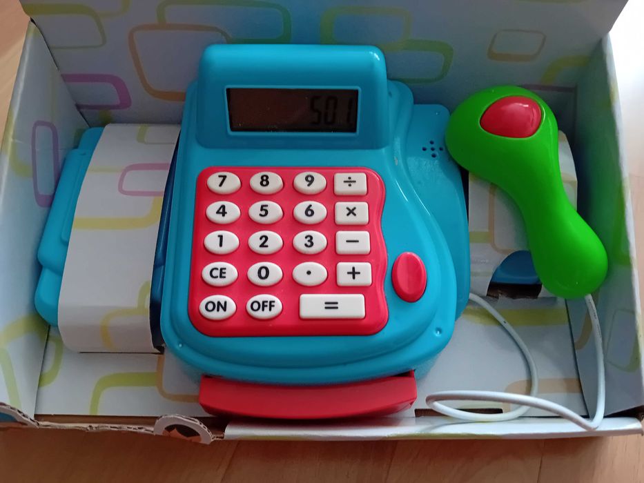 Zabawka kasa fiskslna i zestaw owocow z akcesoriami do zabawy w sklep.