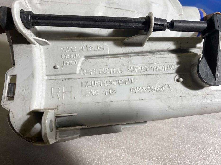 FORD KUGA halogen prawy