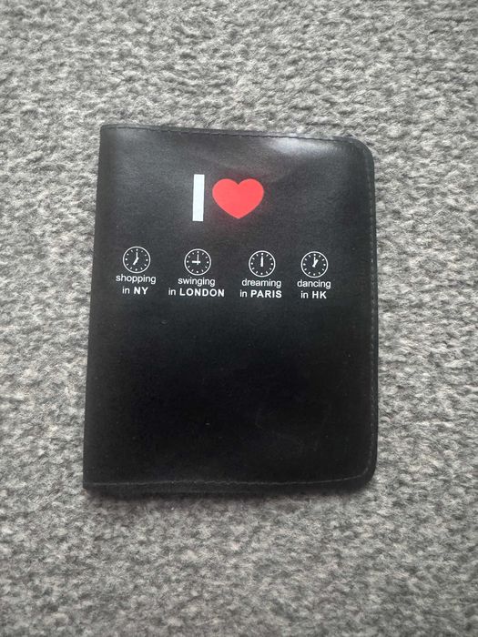 Okładka case na paszport czarna zabawna unisex nowa I love serduszko