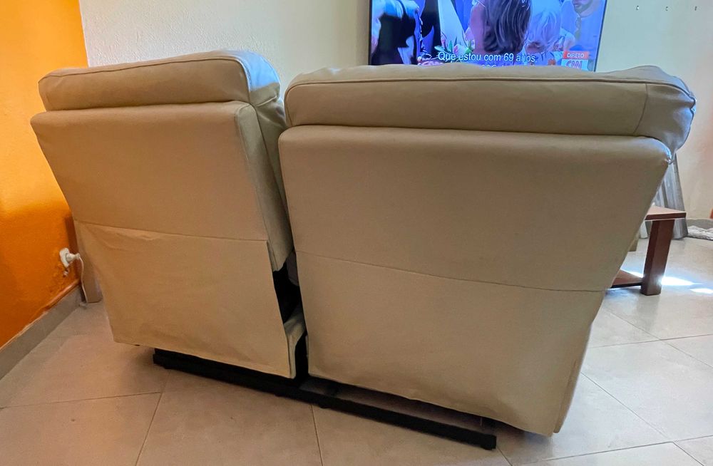 Sofá em Pele 2 lugares, reclinável e como novo