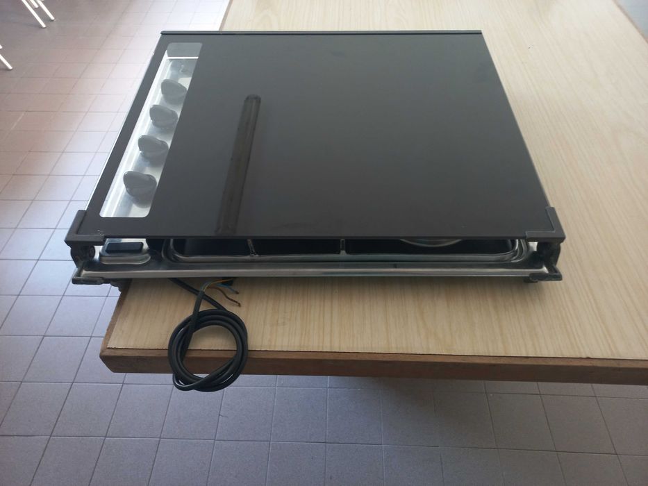 Placa de encastrar com tampa em vidro e fundo em Inox a Gás/Elétrica.