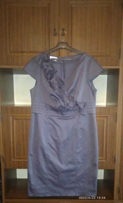 Elegancka fioletowa sukienka ze zdobieniami - rozmiar 48.