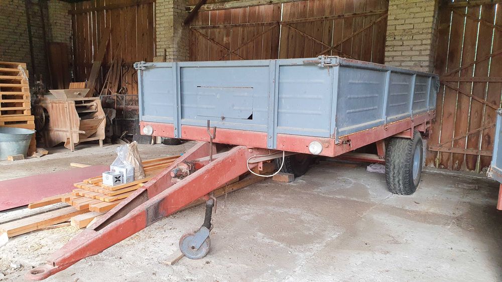 Przyczepa / Rozrzutnik do ciągnika