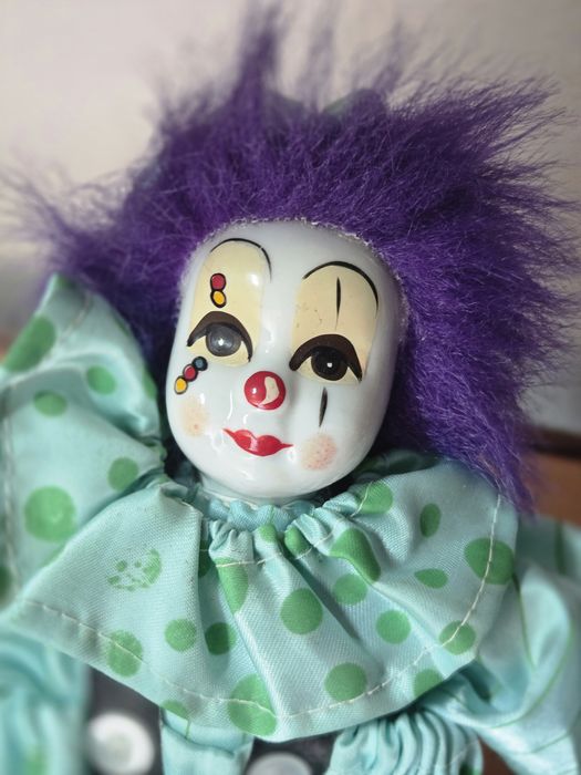 Boneco de palhaço com rosto de porcelana