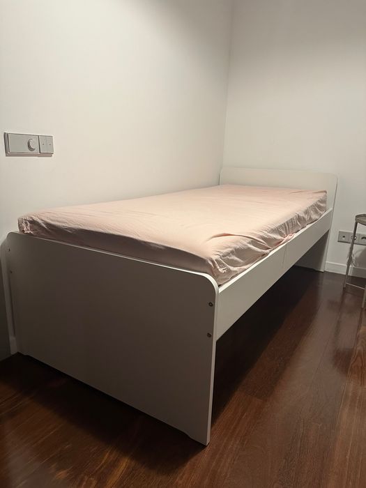 Cama e colchão de solteiro