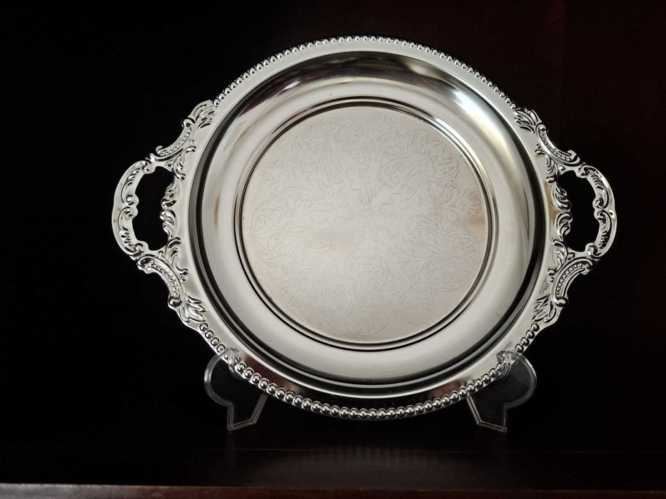 Bandeja de metal prateada