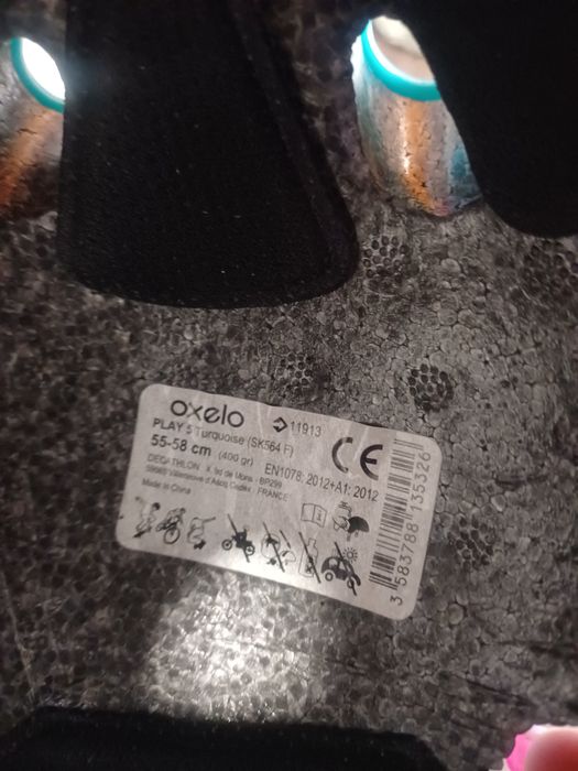 Patins em linha com capacete de proteção