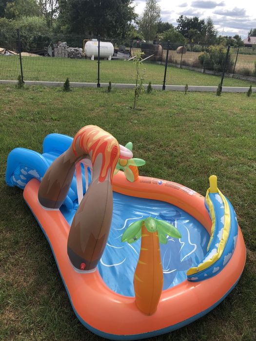 Basen aquapark. Wodny plac zabaw.