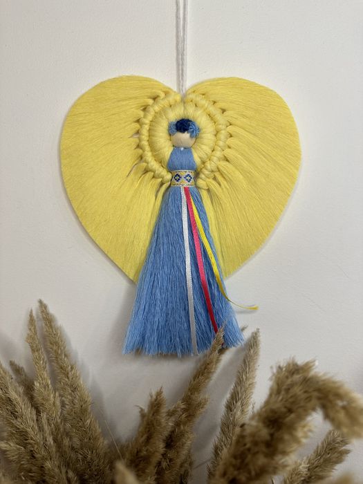 Ангел в украінському вбранні. Іграшка. Ручна робота. Макраме.