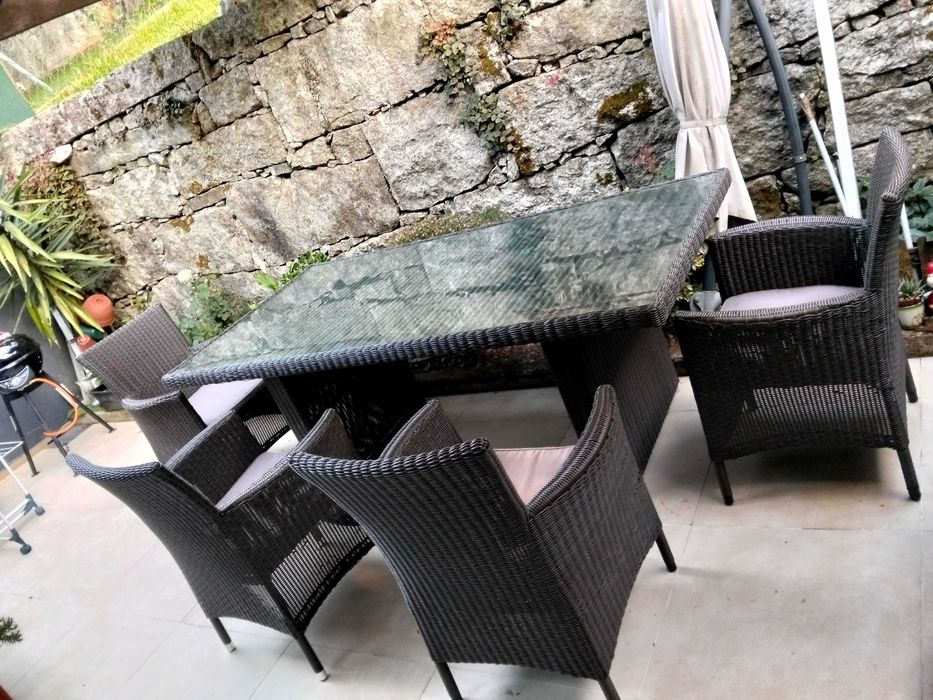 Mesa de jardim com 2metros por 1metro com 4 cadeiras como novo