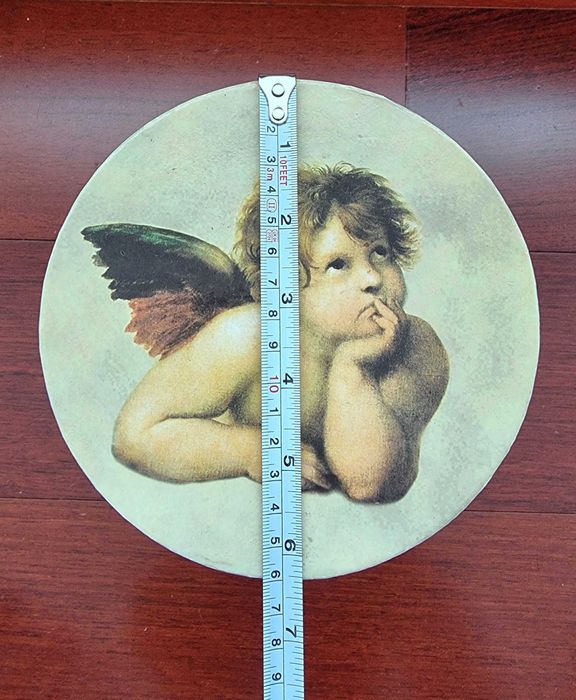 Caixa cilíndrica com padrão de anjos