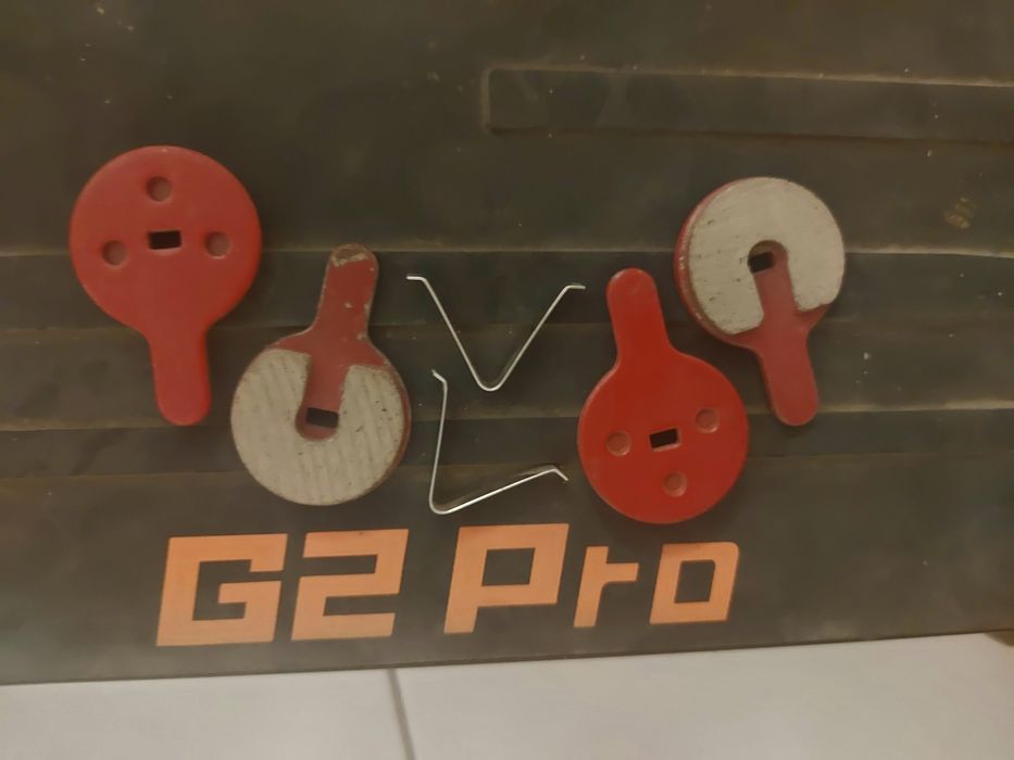 Klocki hamulcowe G2 Pro - 2 komplety (2×2 szt. + 2 sprężynki)