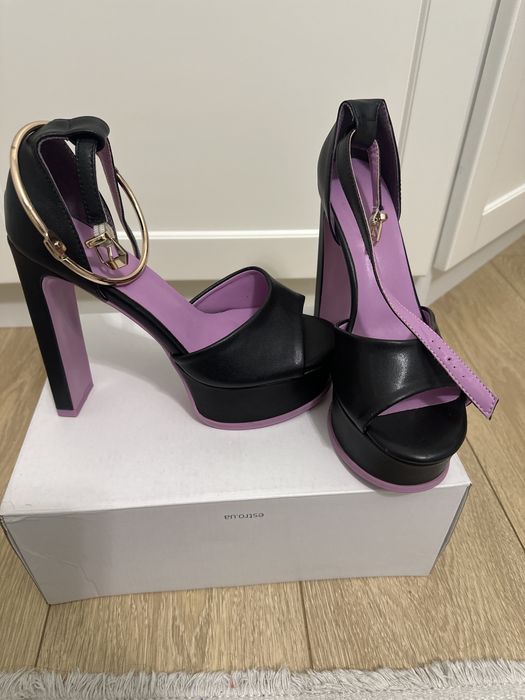 Босоніжки літо на підборах з золотою фурнітурою