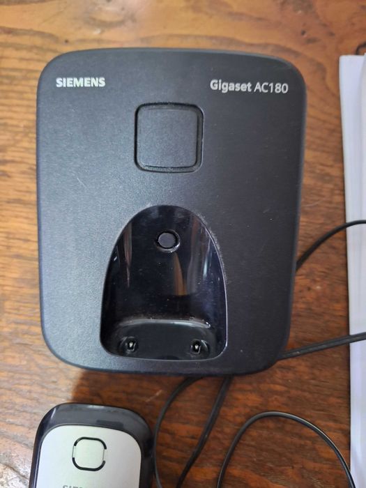 SIEMENS portable phone with charging base64584697846403124