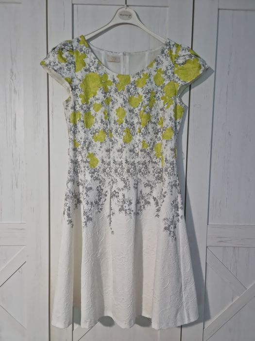Elegancka biała sukienka midi we wzory M