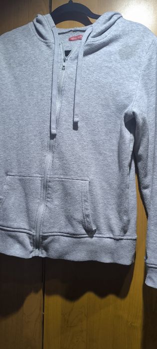 Bluza szara z kaptruem z plamą