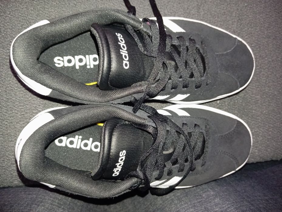 Чорні жіночі кросівки Adidas VL Court Bold на високій платформі.