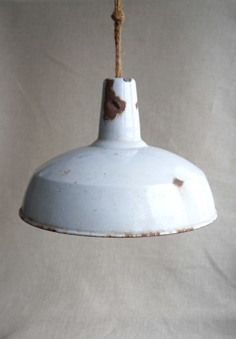 stara lampa metalowa rustykalna, wisząca