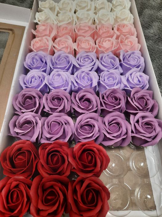 Подарункові коробки і декоративні троянди з мила