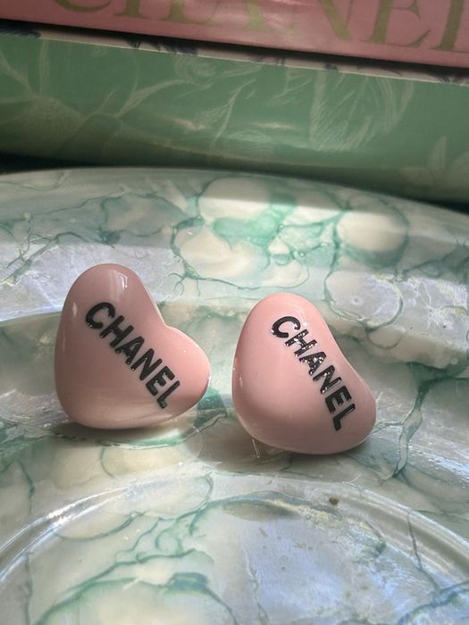 Kolczyki z upcuclingu guzikow Chanel