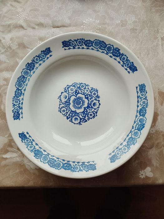 Продам тарілки глибокі і мілкі