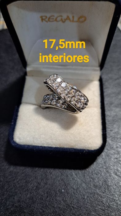 Aneis em prata contrastada.