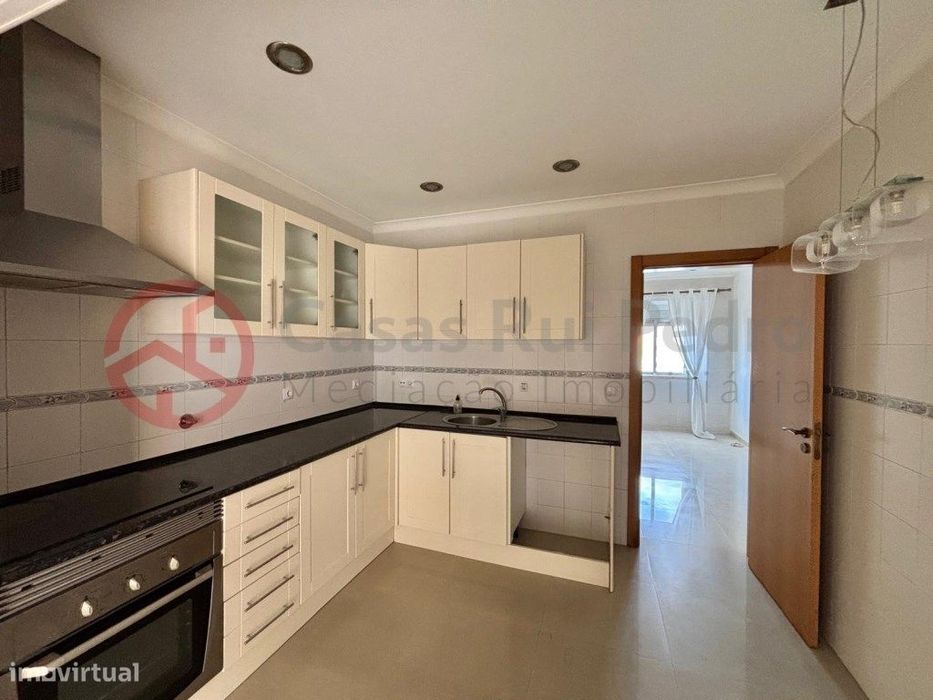 Apartamento T2 com logradouro e churrasqueira na Cova da Piedade, A...