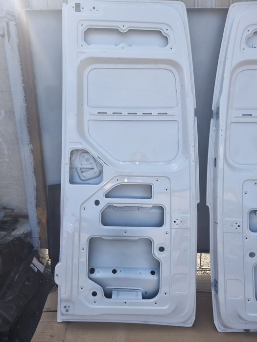 VW Crafter (MB Sprinter) задние распашные двери 2023г.