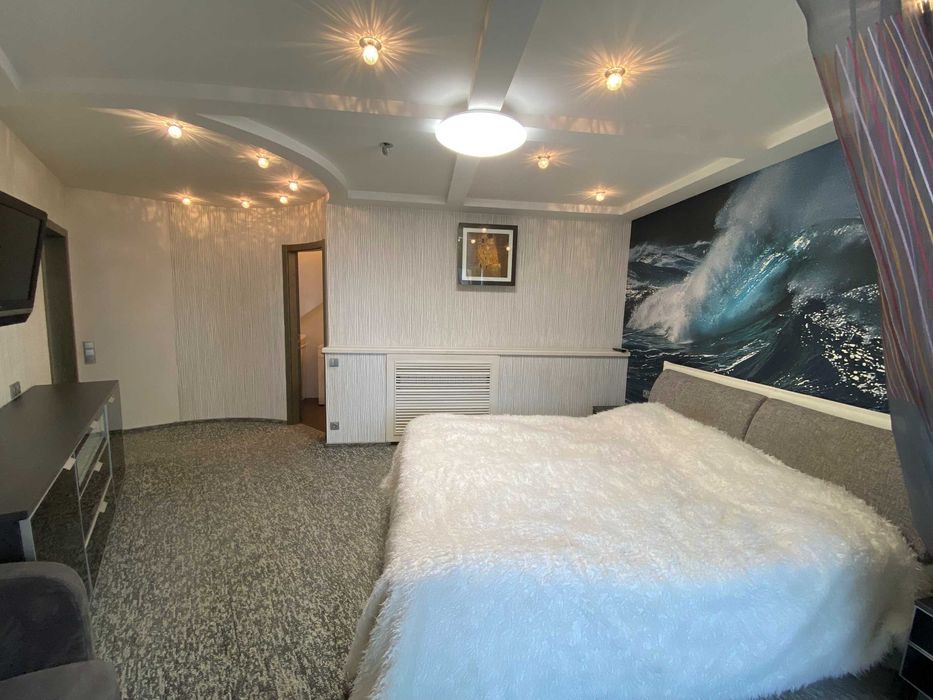 Володимира Івасюка, 10 А, 3 к., 130 м2, видова, від господаря