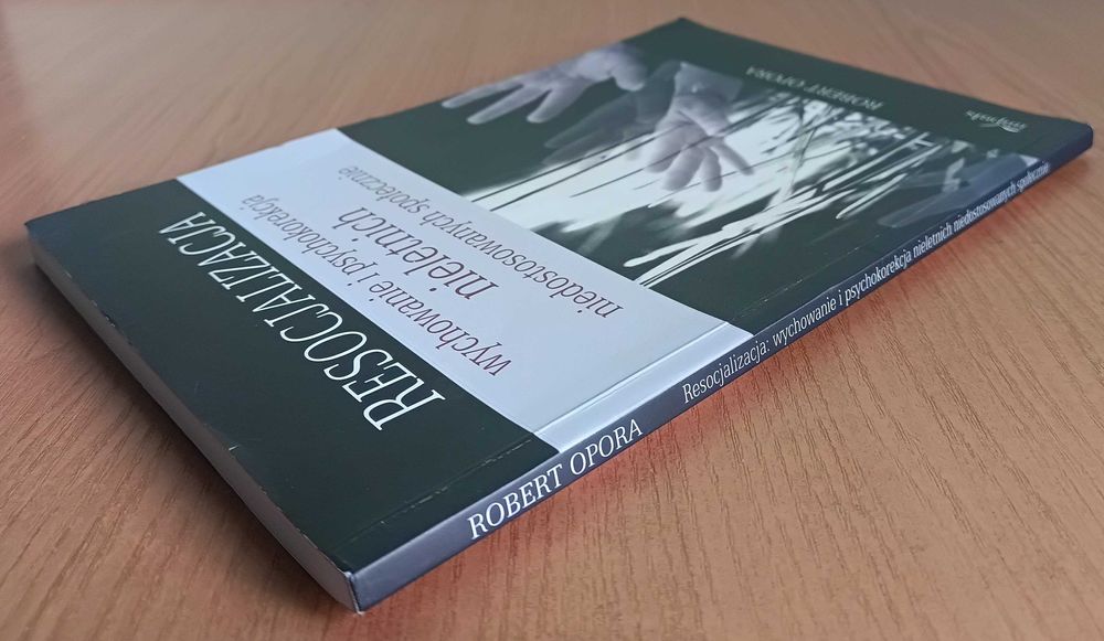 Robert Opora "Resocjalizacja: wychowanie i psychokorekcja ..."